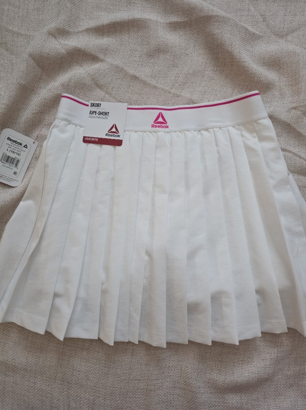 Reebok white tennis skirt features a classic pleated design with a pink accent - Picture 3 of 8